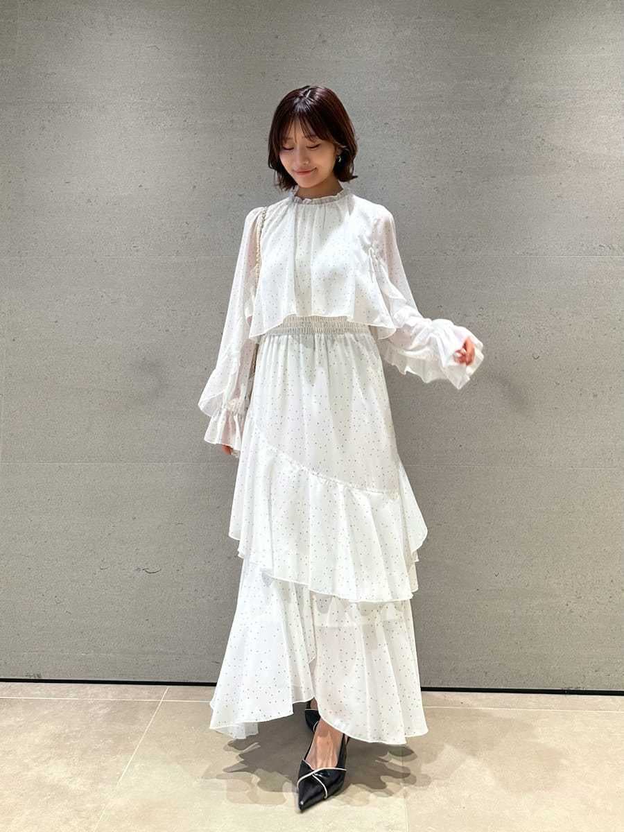 ホワイト系のショルダーバッグ、その他のワンピース、ホワイト系のカーディガン/ボレロを着用したレディースの冬コーディネートの5枚目の写真