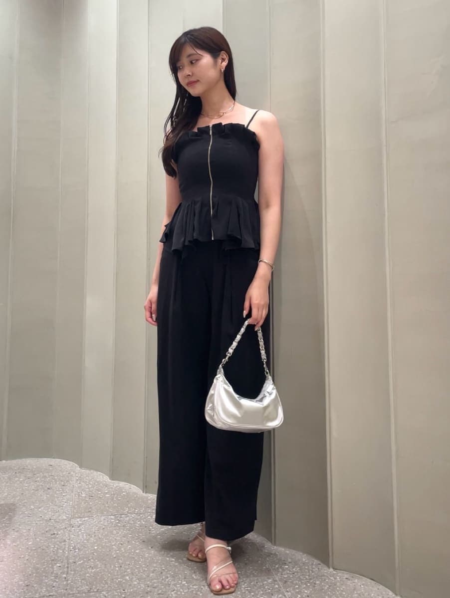 ブラック系のその他パンツ、ブラック系のその他トップス、シルバー系のショルダーバッグを着用したレディースの夏コーディネートの2枚目の写真