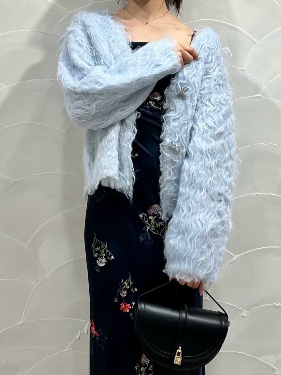 ブルー系のカーディガン/ボレロ、ブラック系のハンドバッグを着用したレディースの秋コーディネートの3枚目の写真