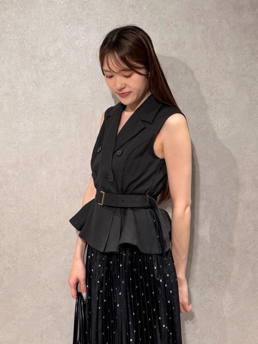 ブラック系のワンピース、ブラック系のサンダル、ブラック系のボストンバッグを着用したレディースの夏コーディネートの5枚目の写真