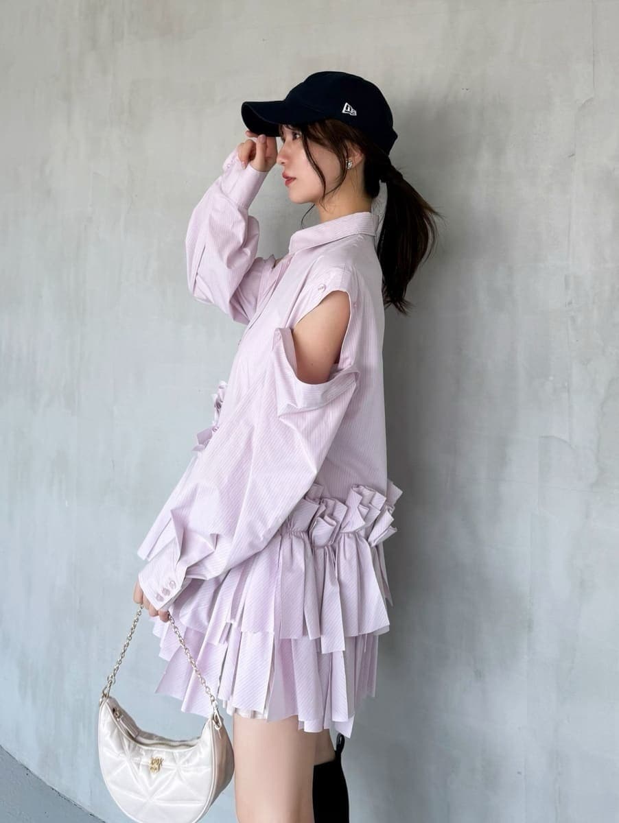 その他のワンピース、ホワイト系のショルダーバッグ、ブルー系のキャップを着用したレディースの秋コーディネートの2枚目の写真