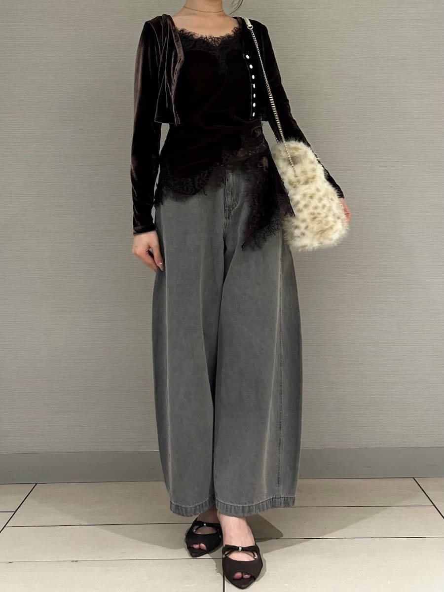 グレー系のデニムパンツ、ブラウン系のキャミソール、ブラウン系のカーディガン/ボレロを着用したレディースの秋コーディネートの2枚目の写真
