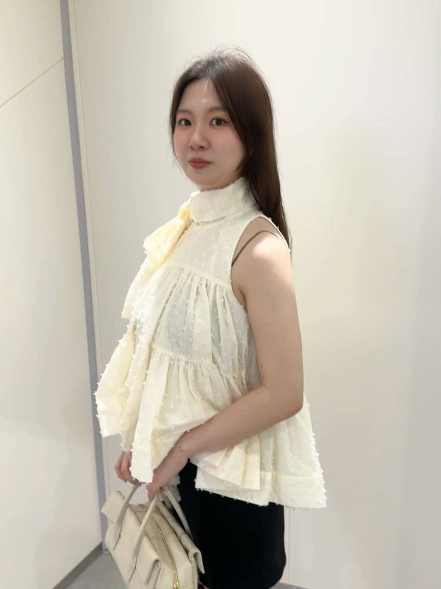 ブラック系のその他パンツ、ホワイト系のシャツ/ブラウス、ブラック系のサンダルを着用したレディースの春コーディネートの6枚目の写真