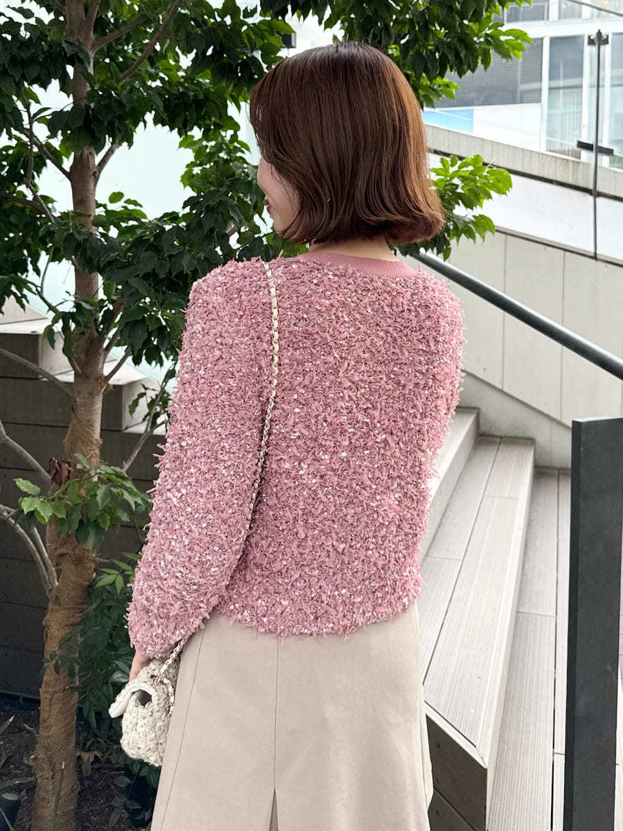 ピンク系のカーディガン/ボレロ、ベージュ系のスカート、ホワイト系のショルダーバッグを着用したレディースの夏コーディネートの10枚目の写真