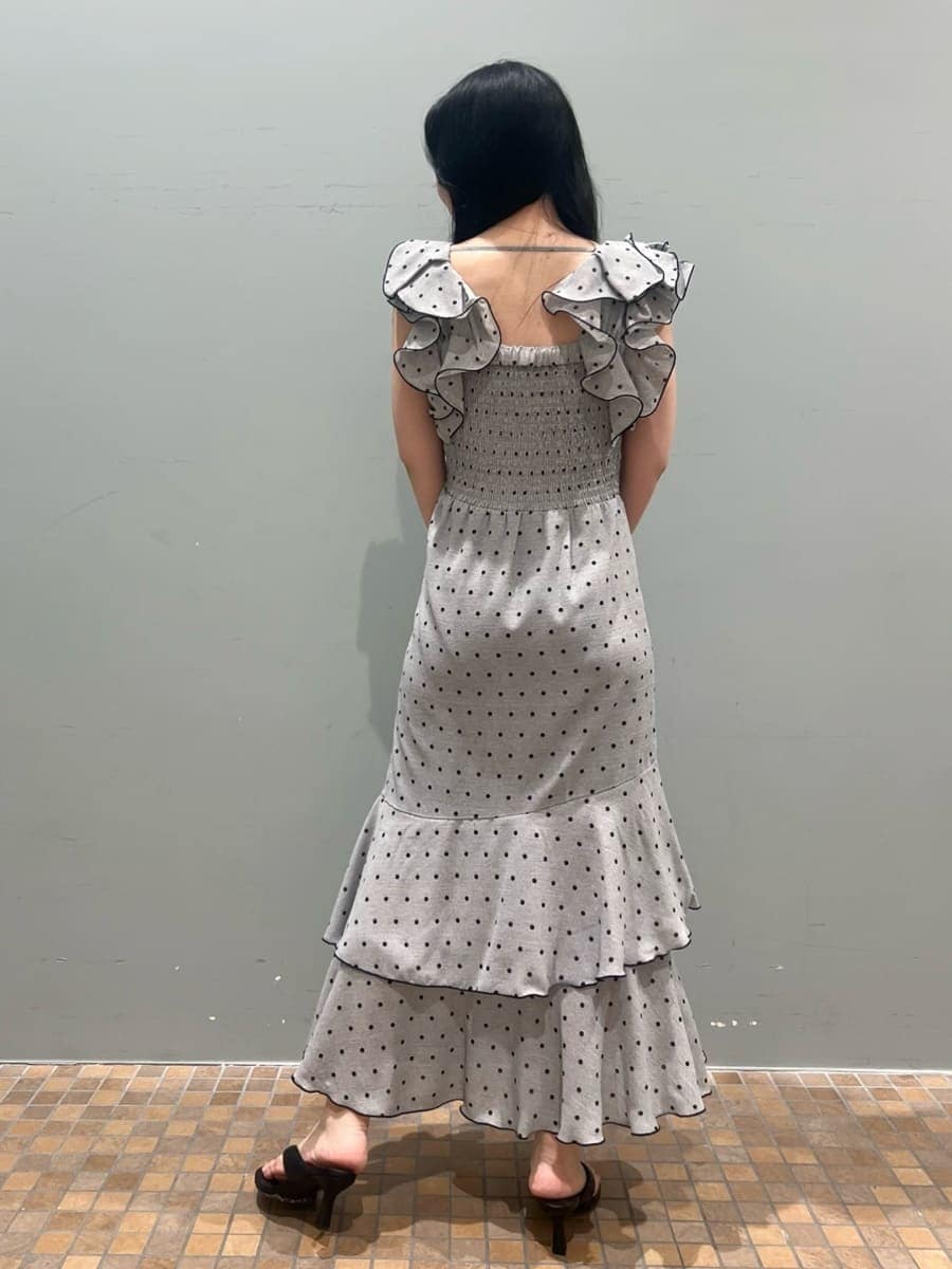 ブラック系のかごバッグ、グレー系のワンピースを着用したレディースの春コーディネートの3枚目の写真