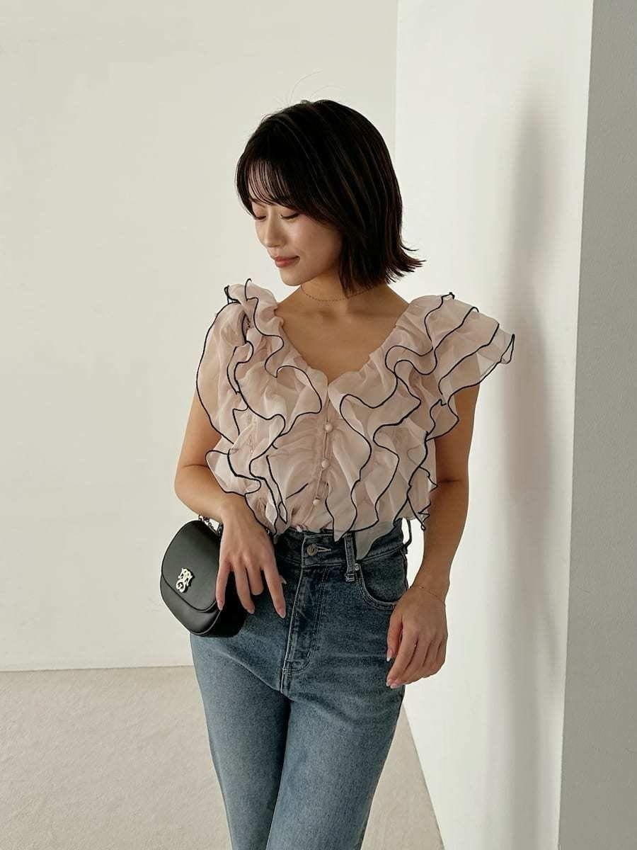 ブルー系のその他パンツ、ベージュ系のシャツ/ブラウス、ブラック系のショルダーバッグを着用したレディースの春コーディネートの2枚目の写真