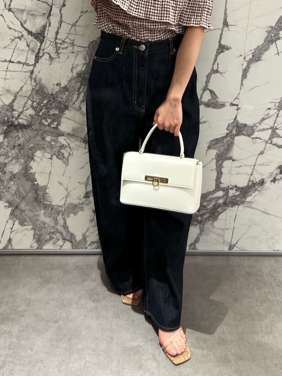 ブラウン系のシャツ/ブラウス、ホワイト系のデニムパンツ、ホワイト系のショルダーバッグを着用したレディースの夏コーディネートの7枚目の写真