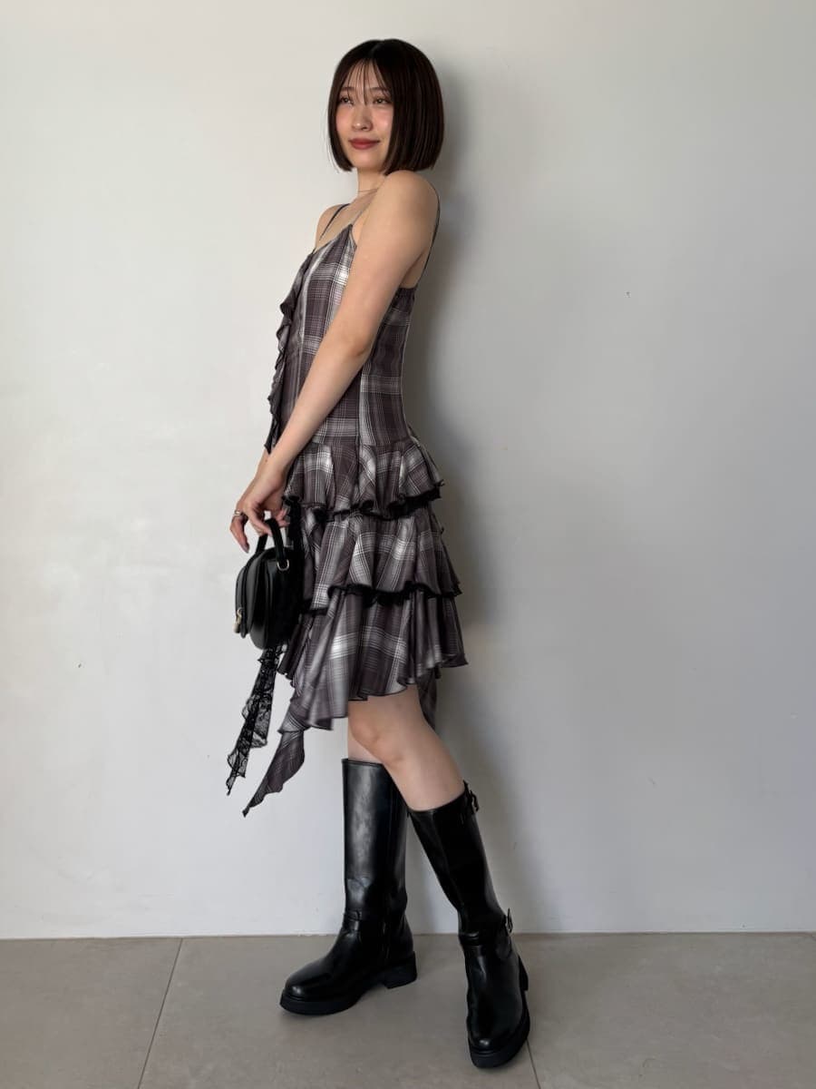 ブラック系のブーツ、ブラック系のハンドバッグ、ブラック系のブルゾンを着用したレディースの秋コーディネートの9枚目の写真