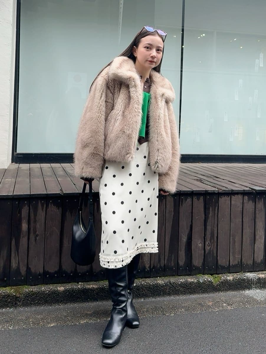 その他のスカート、グリーン系のカーディガン/ボレロを着用したレディースの冬コーディネートの3枚目の写真