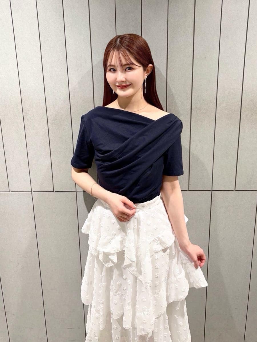 その他のスカート、ブルー系のTシャツ/カットソー、イエロー系のパンプスを着用したレディースの春コーディネートの4枚目の写真