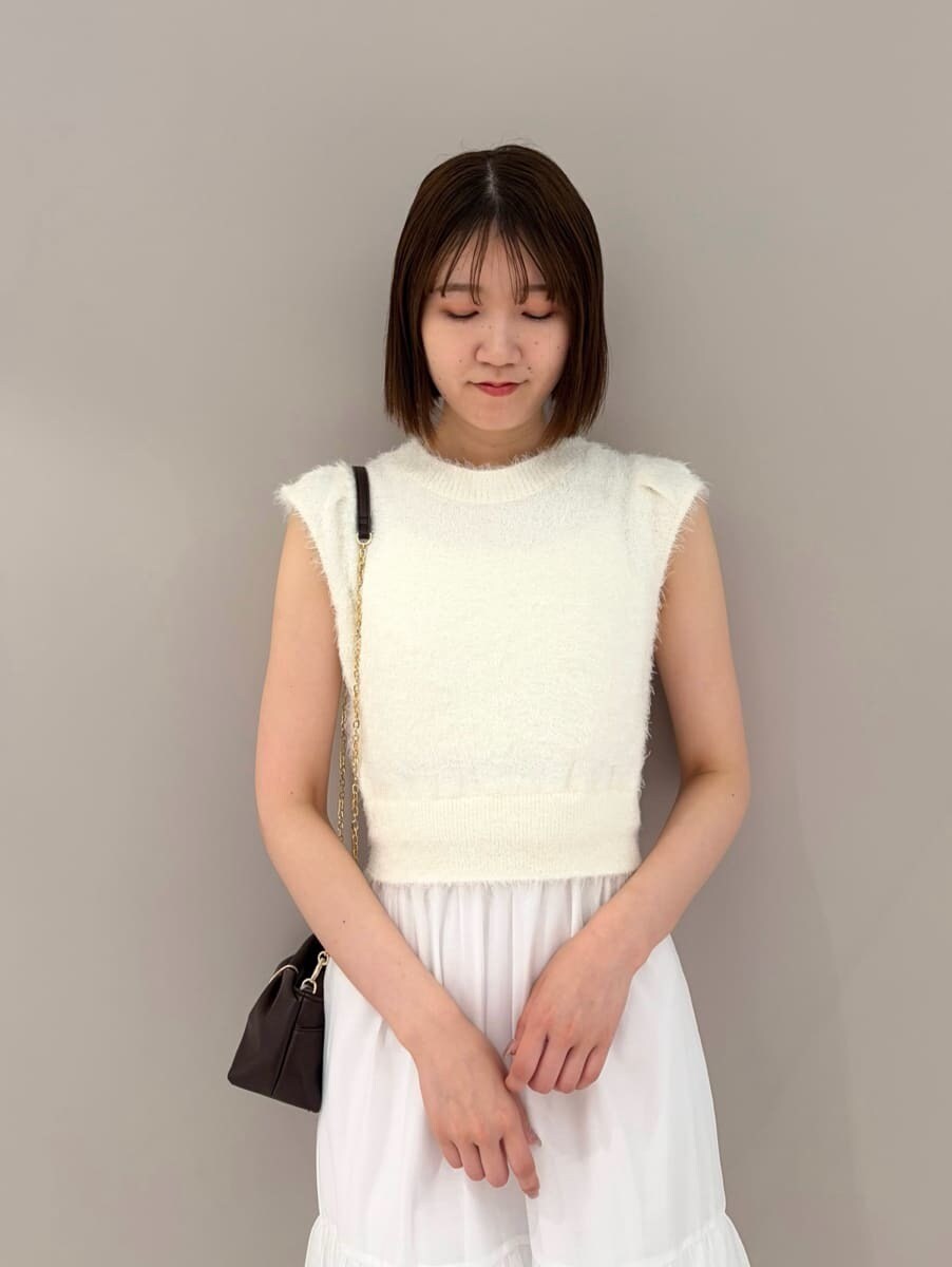 ホワイト系のワンピース、ベージュ系のサンダルを着用したレディースの夏コーディネートの4枚目の写真