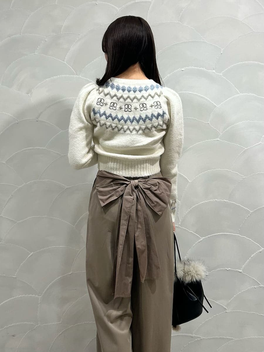 ブラウン系のその他パンツ、ホワイト系のニット/セーター、ブラック系のハンドバッグを着用したレディースの冬コーディネートの5枚目の写真