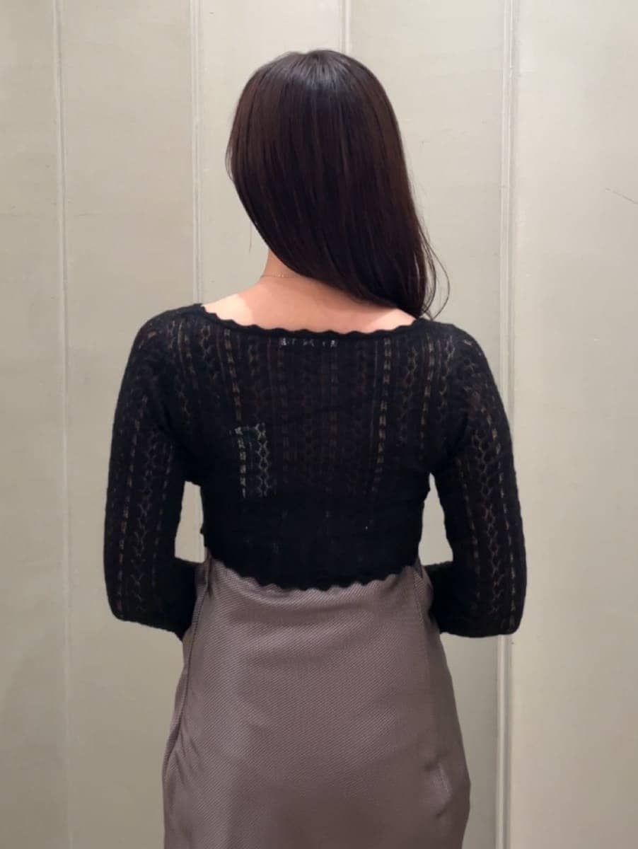 その他のワンピース、ブラック系のカーディガン/ボレロ、ブラック系のパンプスを着用したレディースの秋コーディネートの8枚目の写真