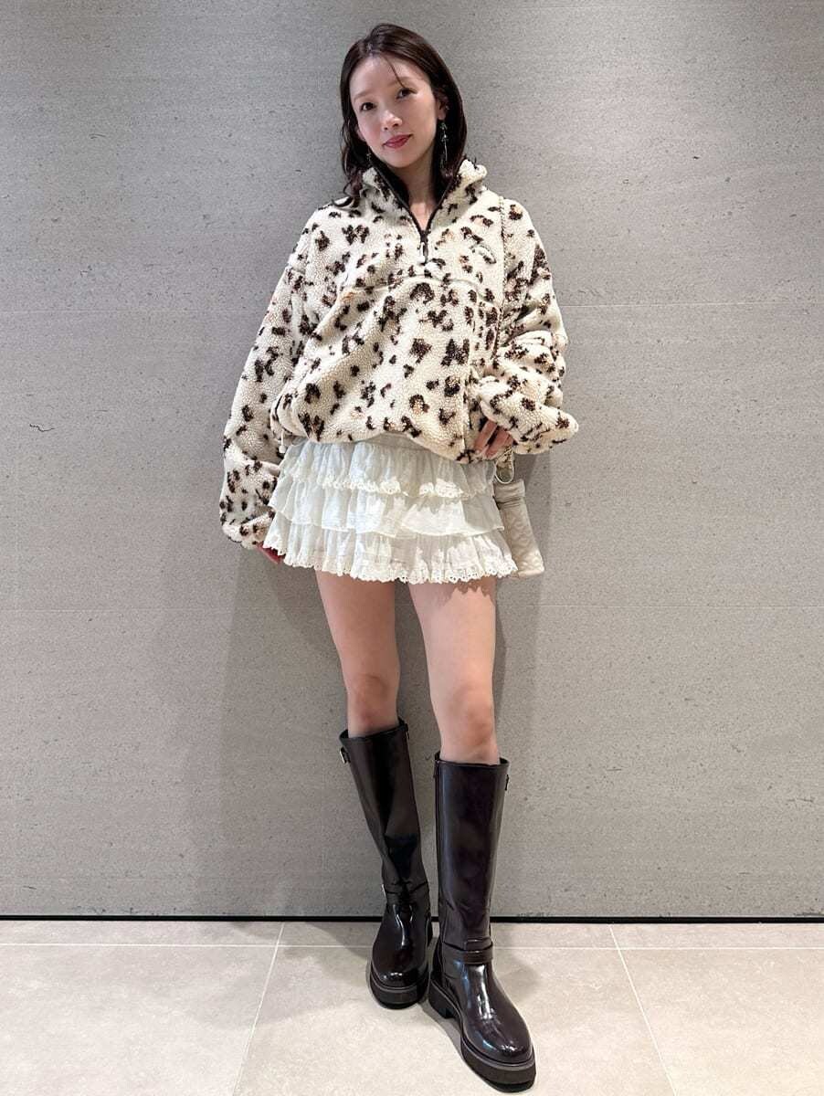 その他のTシャツ/カットソー、ホワイト系のその他パンツ、ブラウン系のブーツを着用したレディースの秋コーディネートの9枚目の写真