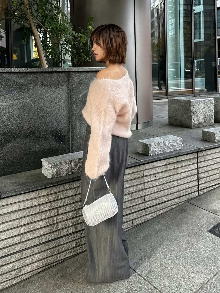 ピンク系のニット/セーター、グレー系のその他パンツを着用したレディースの冬コーディネートの6枚目の写真