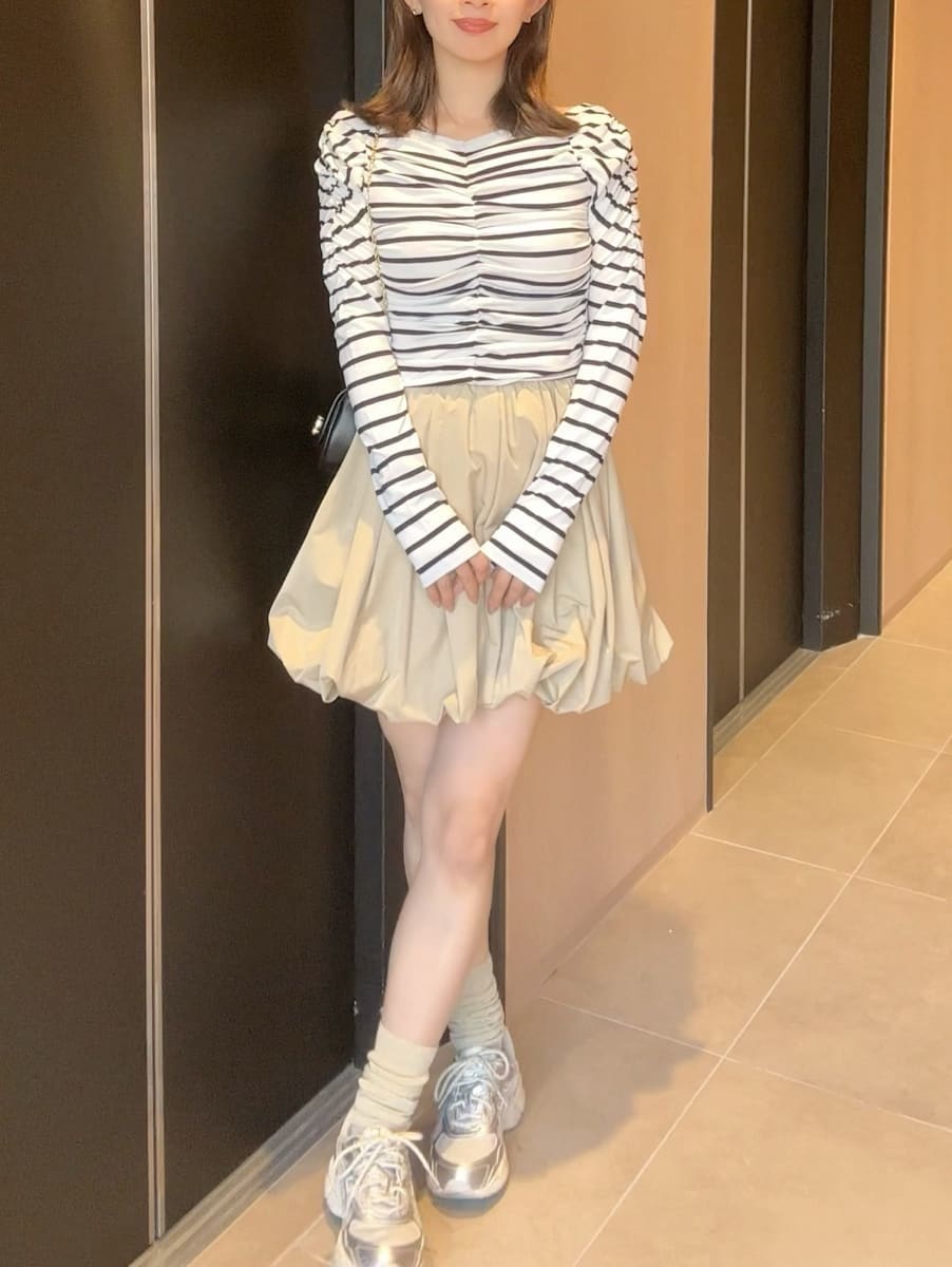 ベージュ系のその他パンツ、ブラック系のショルダーバッグ、シルバー系のスニーカーを着用したレディースの冬コーディネートの6枚目の写真