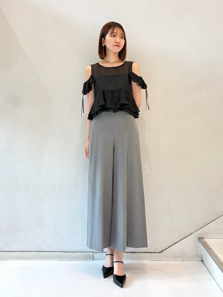 グレー系のつなぎ/オールインワン、ブラック系のパンプスを着用したレディースの夏コーディネートの2枚目の写真