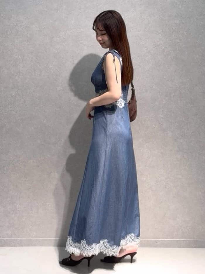 ブルー系のワンピース、ブラウン系のサンダル、ブラウン系のショルダーバッグを着用したレディースの夏コーディネートの4枚目の写真