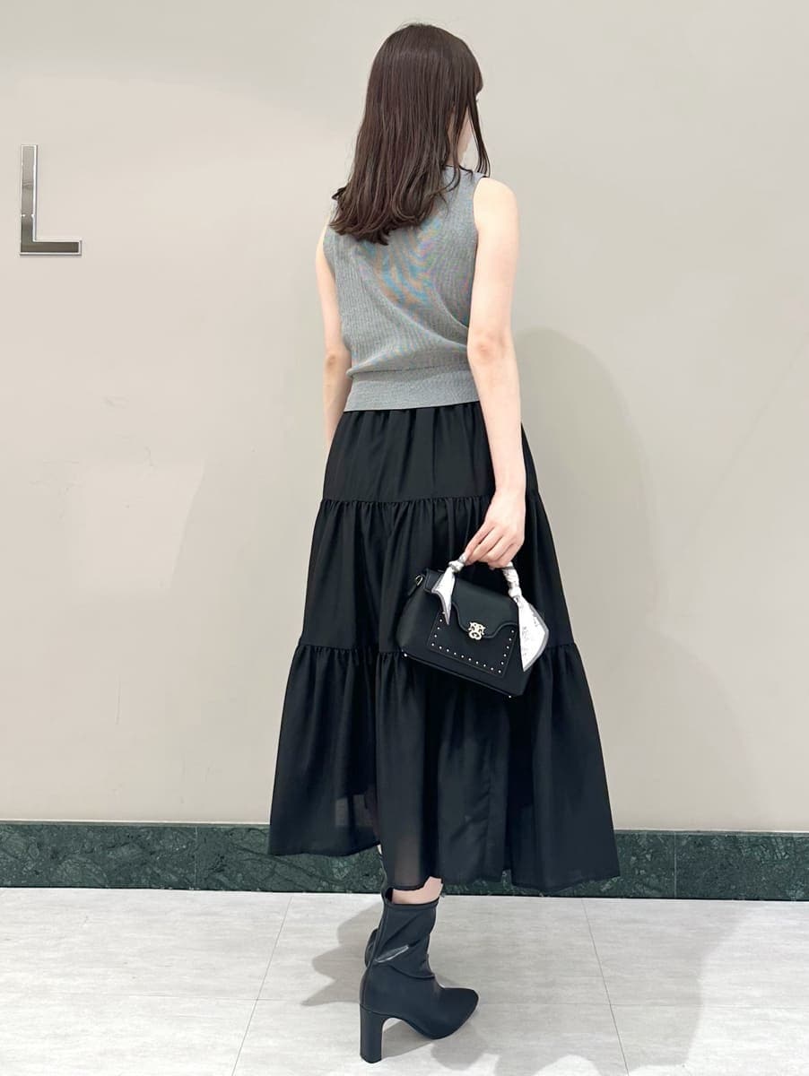 その他のワンピース、ブラック系のブーツ、ブラック系のショルダーバッグを着用したレディースの夏コーディネートの5枚目の写真