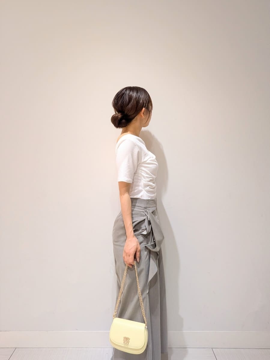 ベージュ系のその他パンツ、ホワイト系のTシャツ/カットソー、ブラック系のパンプスを着用したレディースの春コーディネートの4枚目の写真