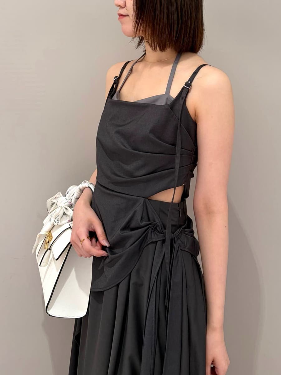 グレー系のワンピース、ホワイト系のカーディガン/ボレロ、ブラック系のパンプスを着用したレディースの春コーディネートの3枚目の写真