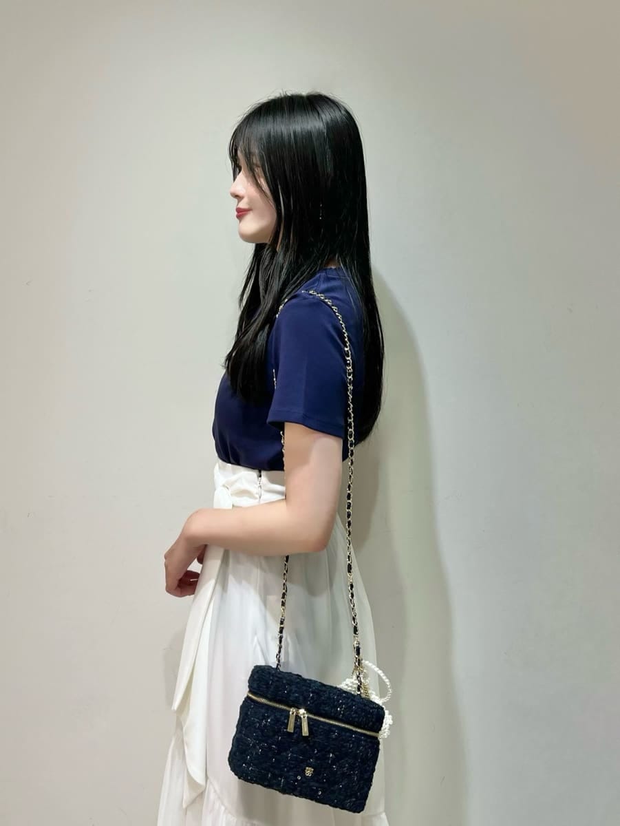 ホワイト系のスカート、ブラック系のサンダル、ブルー系のTシャツ/カットソーを着用したレディースの春コーディネートの4枚目の写真
