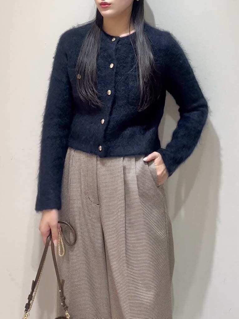 ブルー系のテーラードジャケット、その他のその他パンツ、ブラウン系のパンプスを着用したレディースの秋コーディネートの3枚目の写真