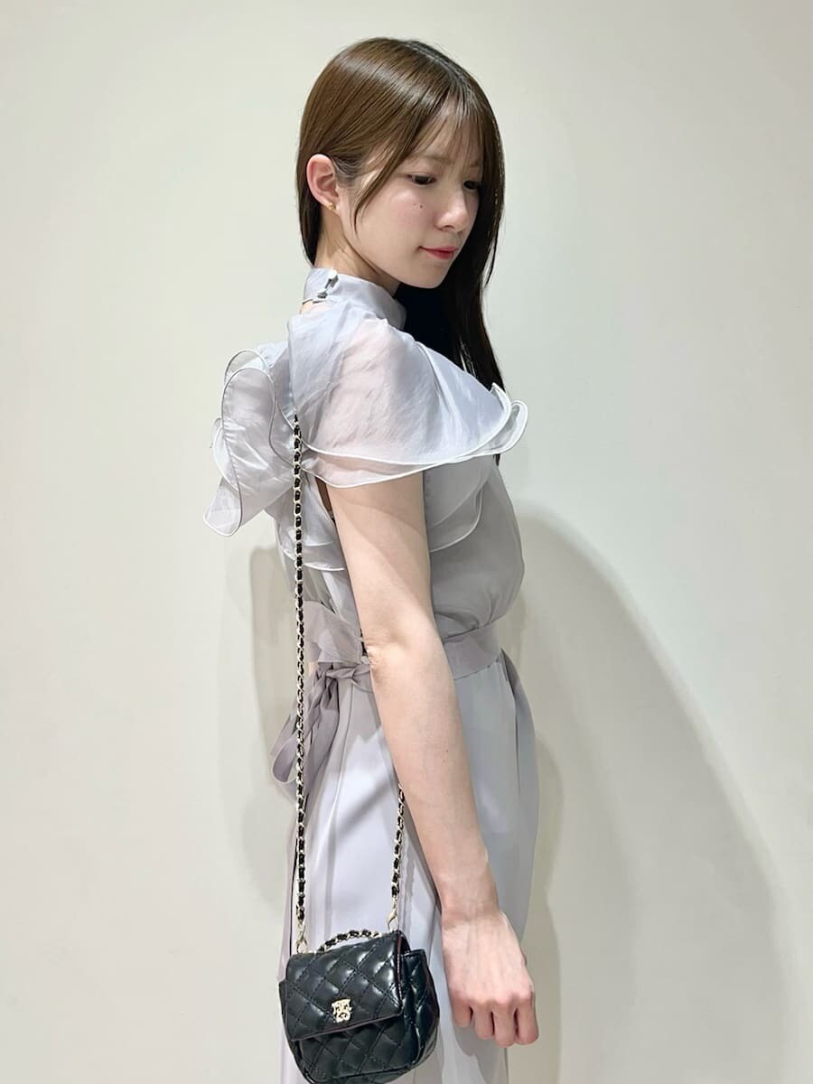 ブルー系のワンピース、ブラック系のパンプスを着用したレディースの春コーディネートの2枚目の写真