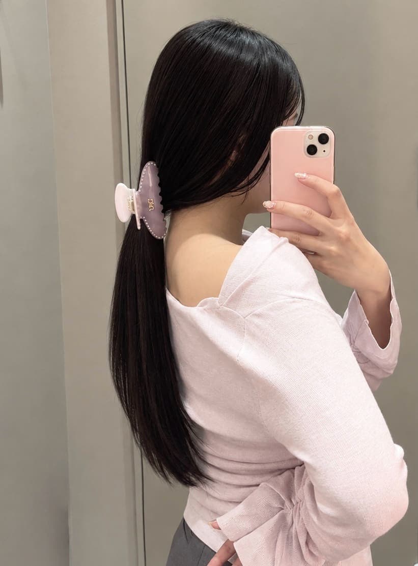 グレー系のその他パンツ、ピンク系のニット/セーター、ブラック系のサンダルを着用したレディースの秋コーディネートの5枚目の写真