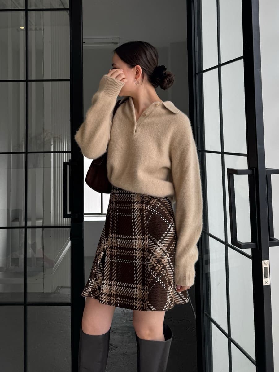 ベージュ系のニット/セーター、ブラウン系のスカートを着用したレディースの秋コーディネートの5枚目の写真