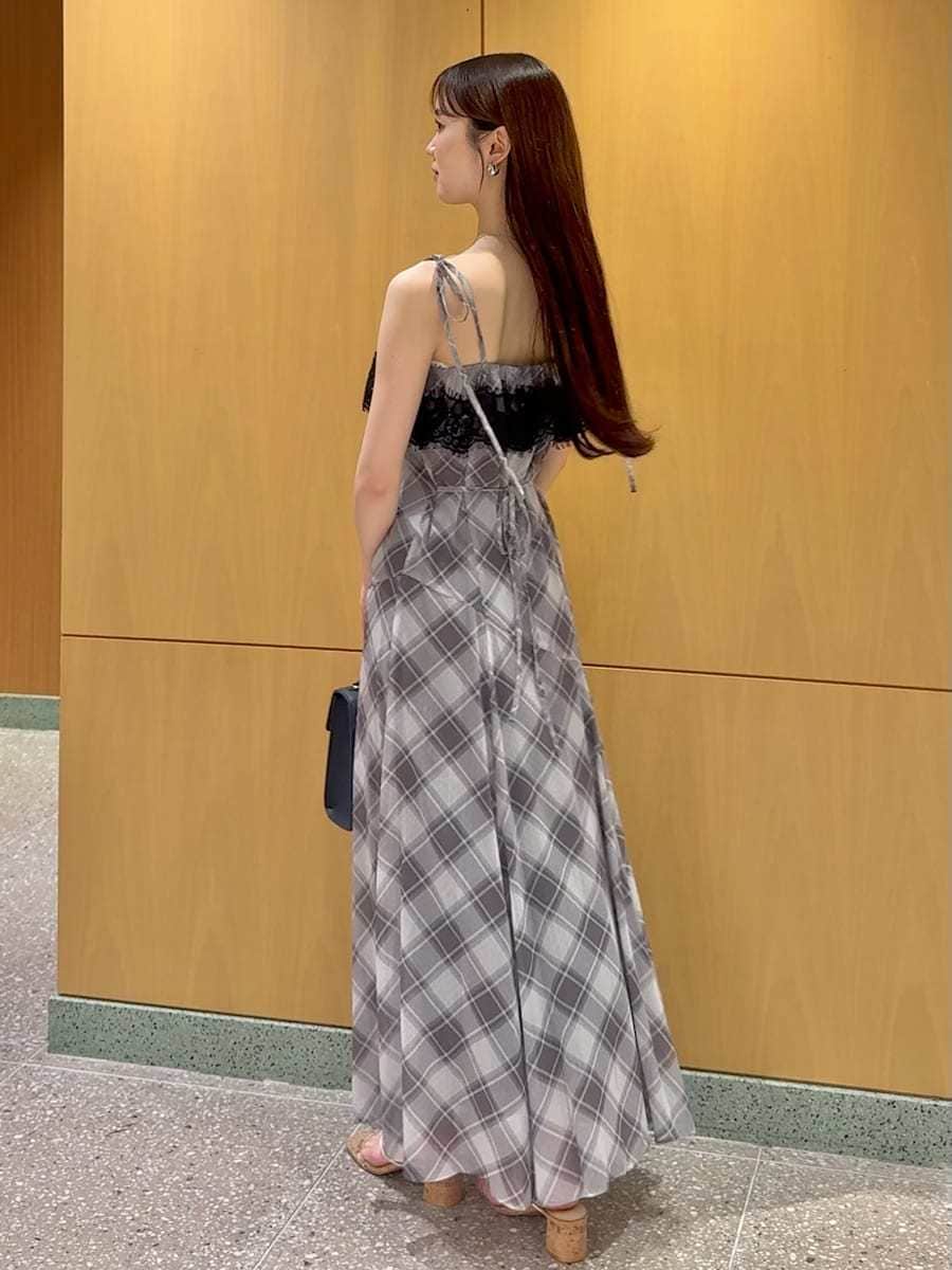 その他のサンダル、グレー系のワンピース、ブルー系のショルダーバッグを着用したレディースの夏コーディネートの4枚目の写真