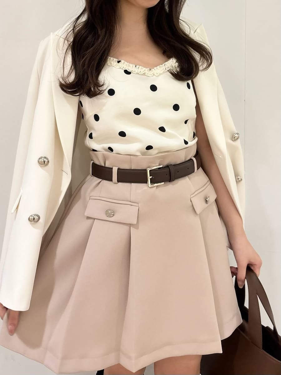 ブラウン系のブーツ、ホワイト系のテーラードジャケット、ベージュ系のスカートを着用したレディースの冬コーディネートの6枚目の写真