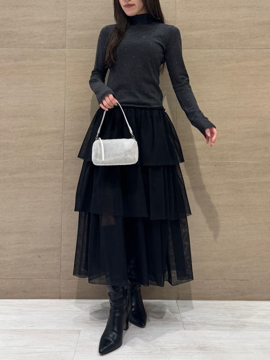 ブラック系のブーツ、ブラック系のスカート、グレー系のニット/セーターを着用したレディースの冬コーディネートの3枚目の写真