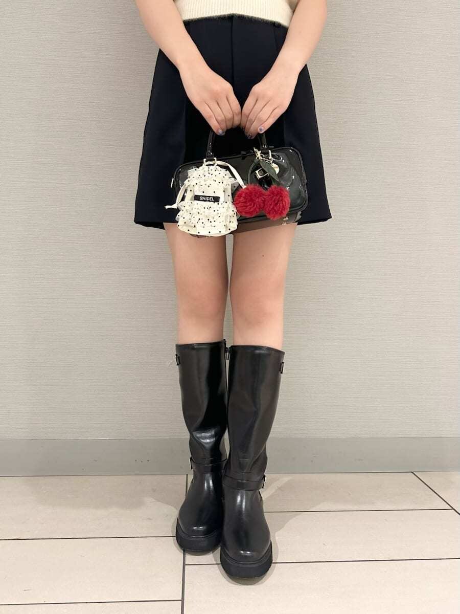 ブルー系のテーラードジャケット、ブルー系のその他パンツ、ブラック系のブーツを着用したレディースの秋コーディネートの6枚目の写真