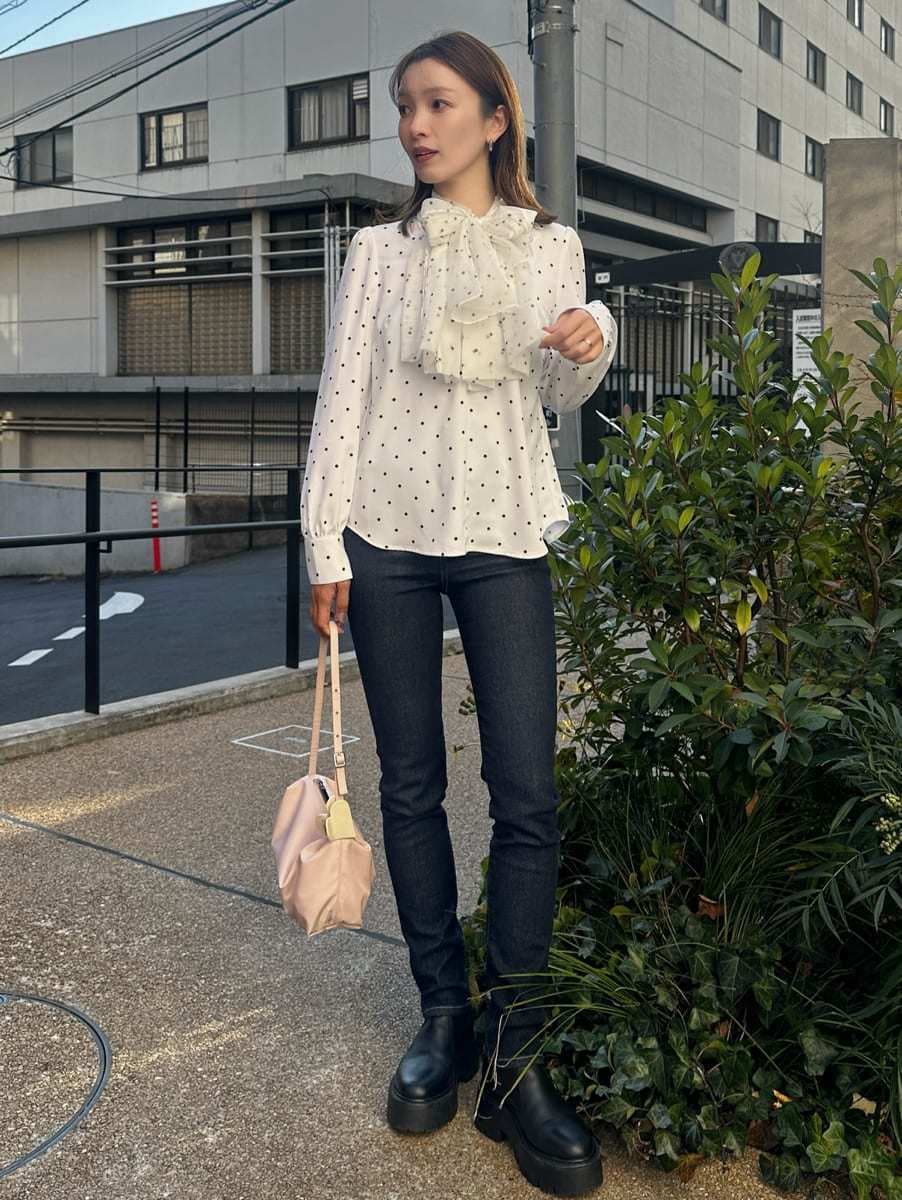 ブルー系のその他パンツ、その他のシャツ/ブラウスを着用したレディースの冬コーディネートの8枚目の写真