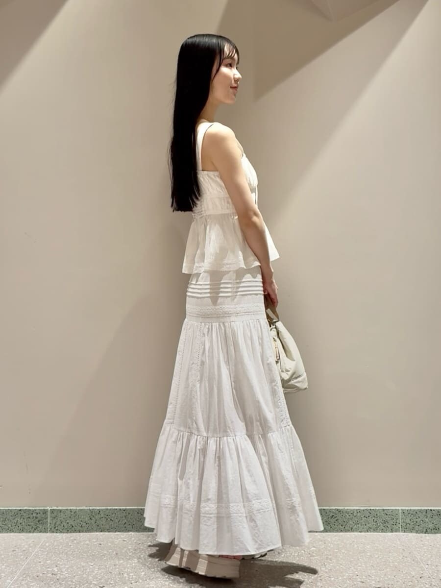 ホワイト系のシャツ/ブラウス、ホワイト系のスカート、ベージュ系のサンダルを着用したレディースの夏コーディネートの3枚目の写真