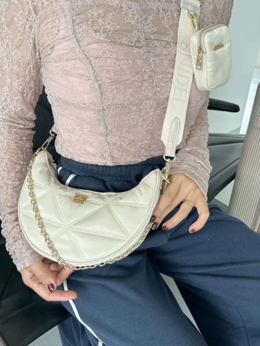 ブルー系のスウェットパンツ、ホワイト系のショルダーバッグ、ブルー系のキャップを着用したレディースの夏コーディネートの5枚目の写真