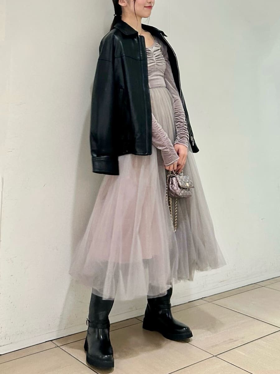 パープル系のワンピース、ブラック系のブルゾン、ブラック系のブーツを着用したレディースの夏コーディネートの2枚目の写真