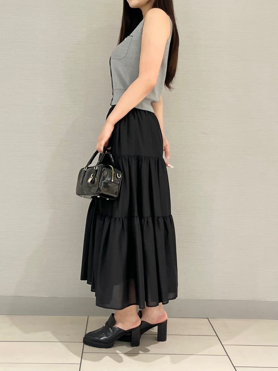 その他のワンピース、ブラック系のローファー、ブラック系のボストンバッグを着用したレディースの夏コーディネートの3枚目の写真