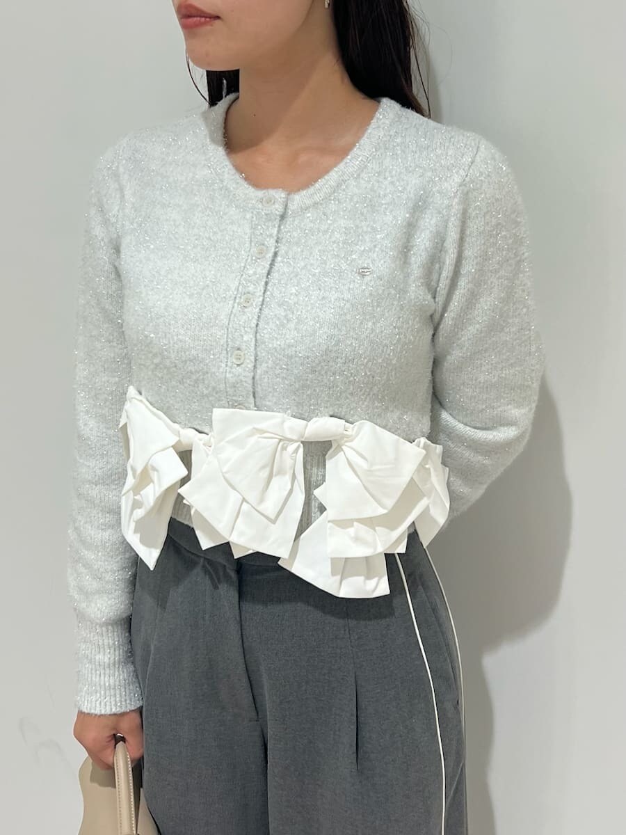 ホワイト系のニット/セーター、グレー系のその他パンツ、ベージュ系のショルダーバッグを着用したレディースの秋コーディネートの4枚目の写真