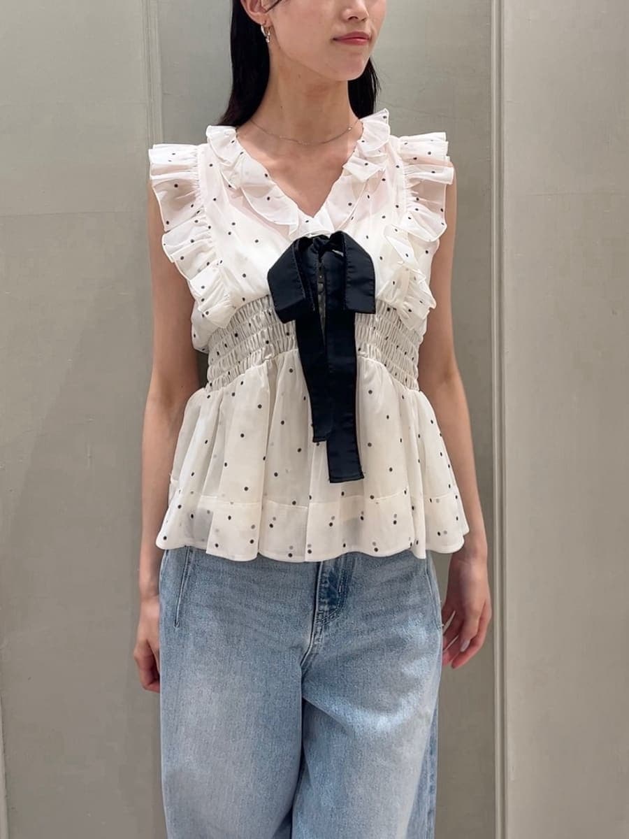 ブラック系のかごバッグ、ブルー系のデニムパンツ、その他のシャツ/ブラウスを着用したレディースの夏コーディネートの2枚目の写真