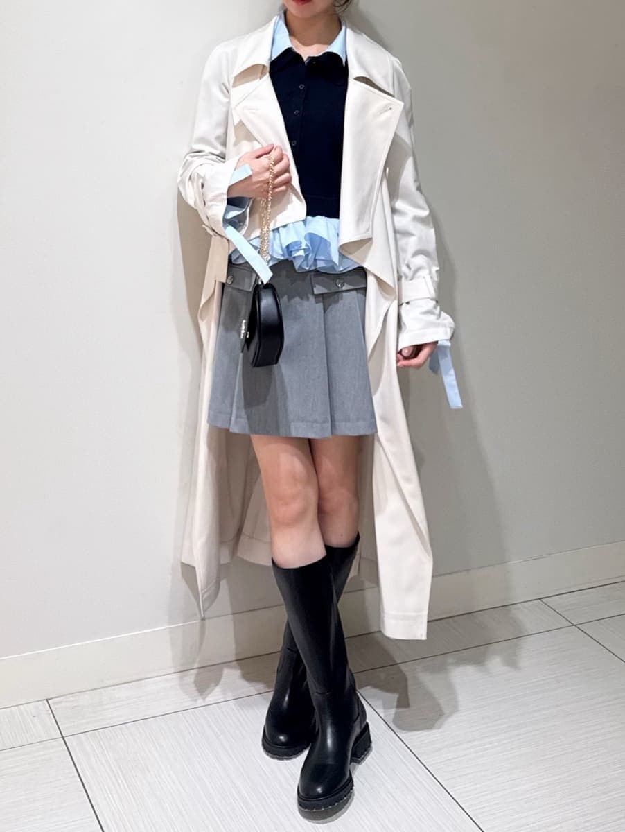 ホワイト系のトレンチコート、グレー系のスカート、ブルー系のニット/セーターを着用したレディースの冬コーディネートの5枚目の写真