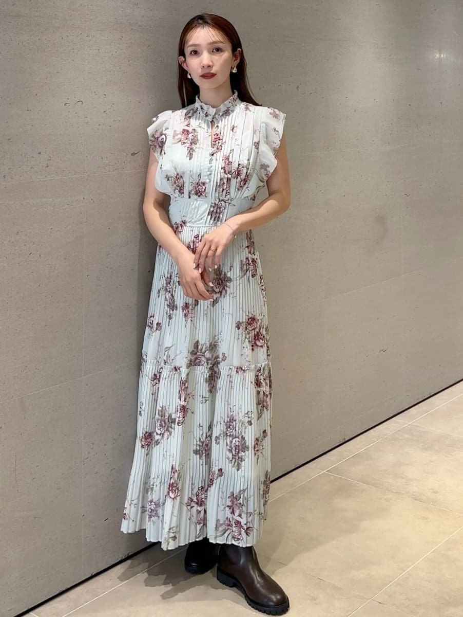 ホワイト系のブルゾン、グリーン系のワンピースを着用したレディースの春コーディネートの5枚目の写真