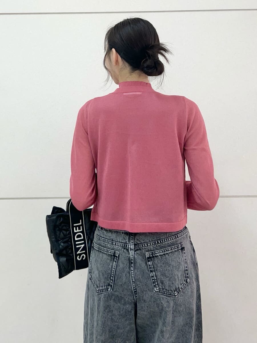 ピンク系のカーディガン/ボレロ、ピンク系のニット/セーター、グレー系のデニムパンツを着用したレディースの夏コーディネートの7枚目の写真