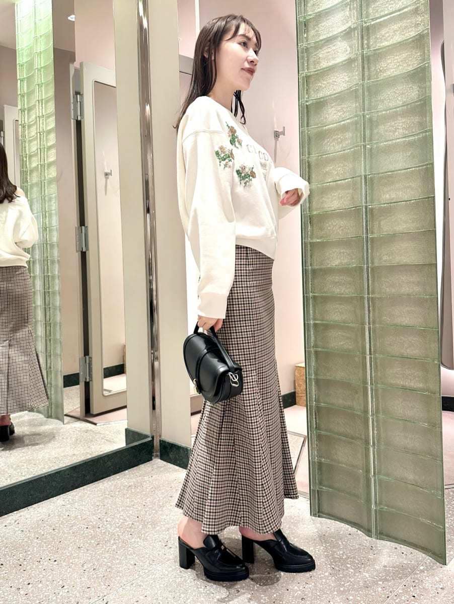 ホワイト系のスウェット、その他のスカート、ブラック系のローファーを着用したレディースの秋コーディネートの4枚目の写真