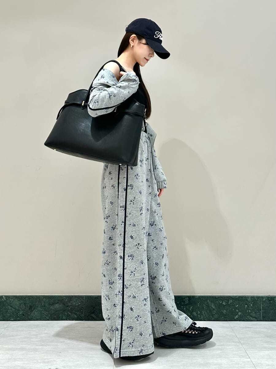 その他のパーカー、その他のスウェットパンツ、ブラック系のタンクトップを着用したレディースの夏コーディネートの4枚目の写真