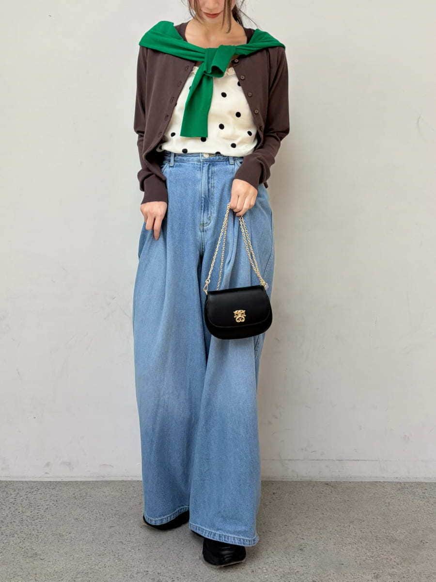 その他のキャミソール、グリーン系のカーディガン/ボレロ、ブラック系のショルダーバッグを着用したレディースの冬コーディネートの3枚目の写真