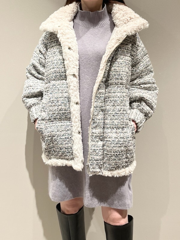 その他のその他アウター、パープル系のワンピース、ブラック系のショルダーバッグを着用したレディースの冬コーディネートの2枚目の写真