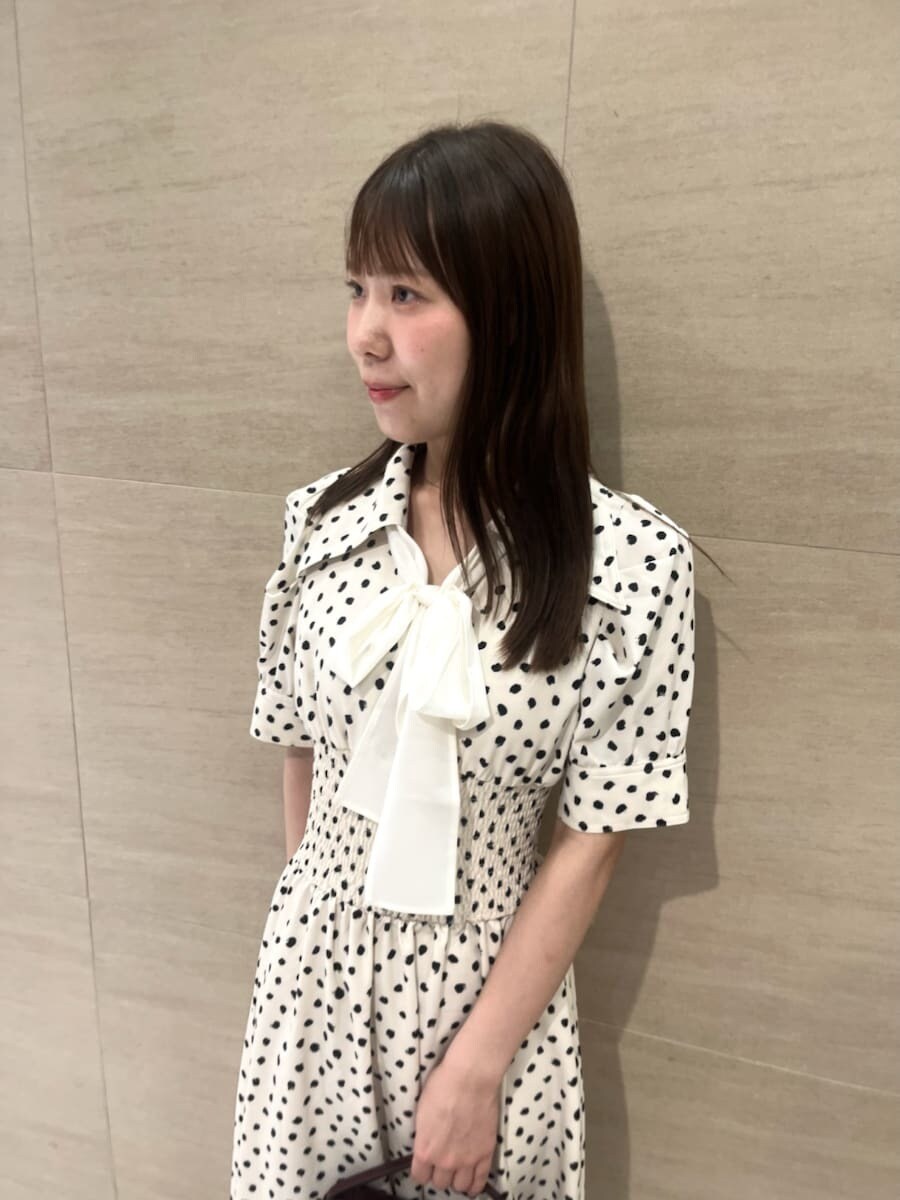 ホワイト系のワンピース、ブラウン系のハンドバッグ、ブラック系のパンプスを着用したレディースの秋コーディネートの4枚目の写真