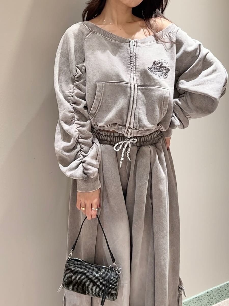 グレー系のスウェットパンツ、グレー系のスウェットを着用したレディースの秋コーディネートの5枚目の写真